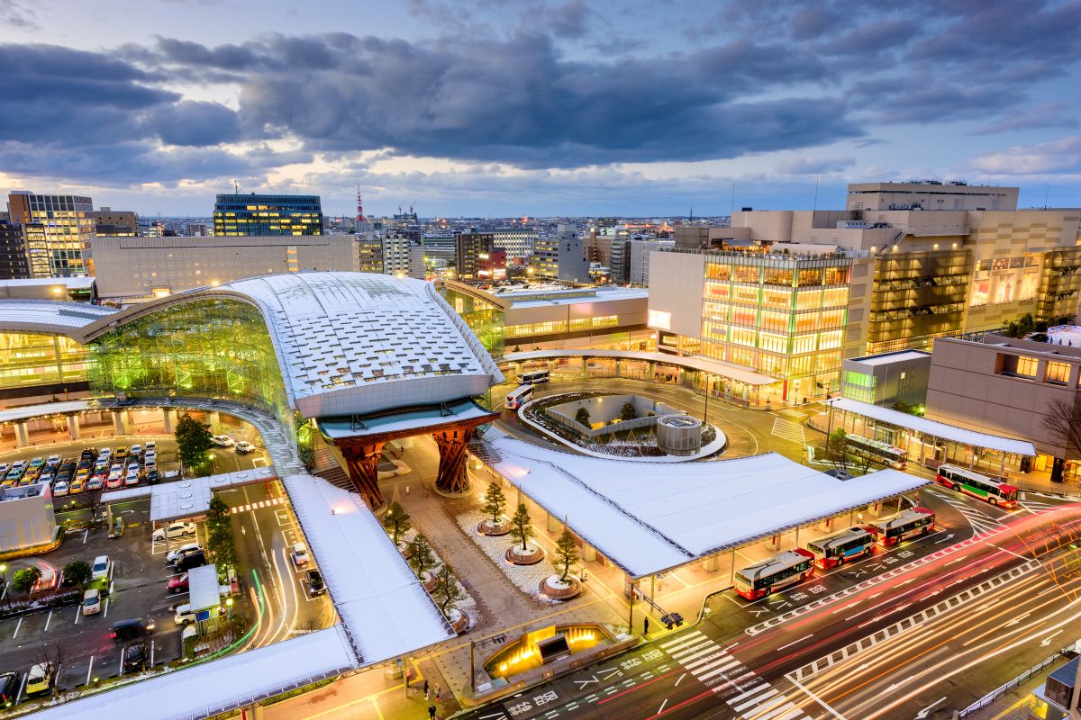 Panorama da estação de trem de Kanazawa, Japão
