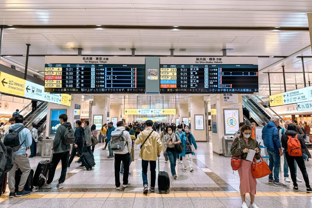 Saguão com informações dos trens na Osaka Station