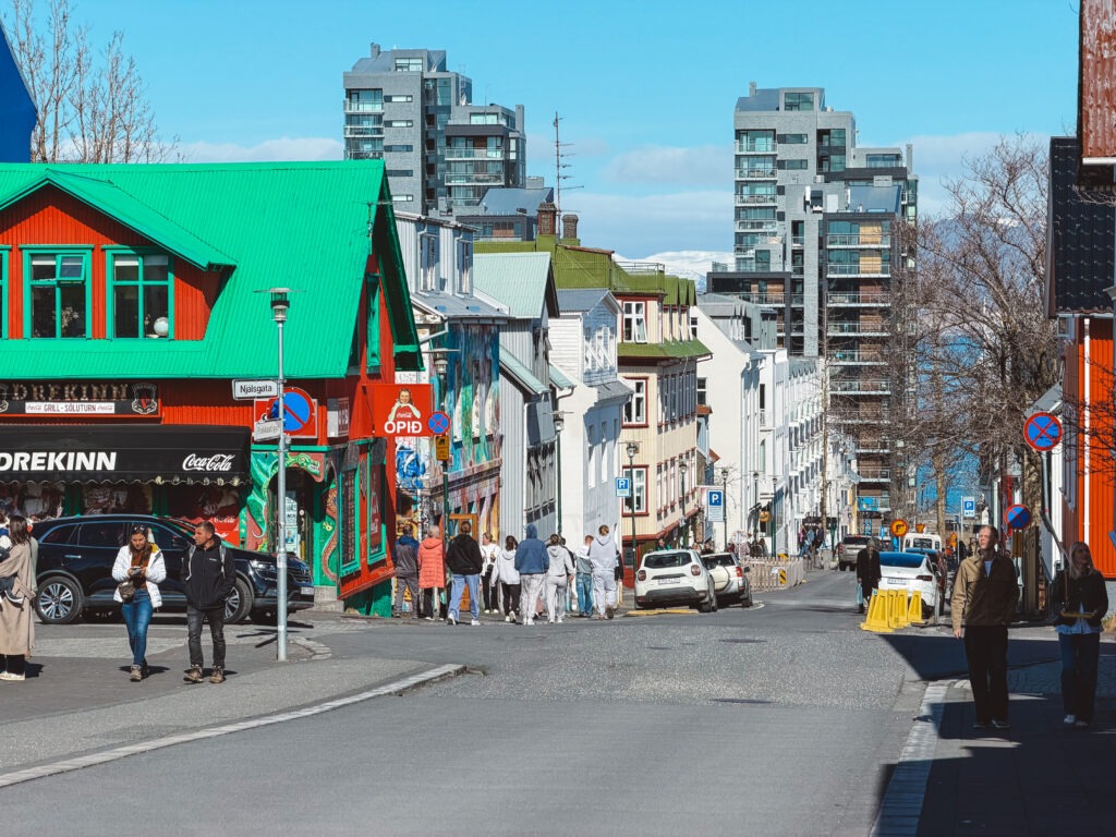 Estacionamento de rua no centro de Reykjavik