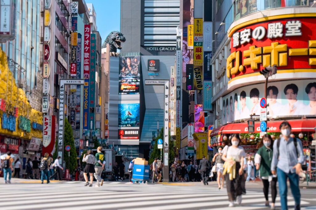 Estátua do Godzilla próximo da estação de Shinjuku, em Tokyo