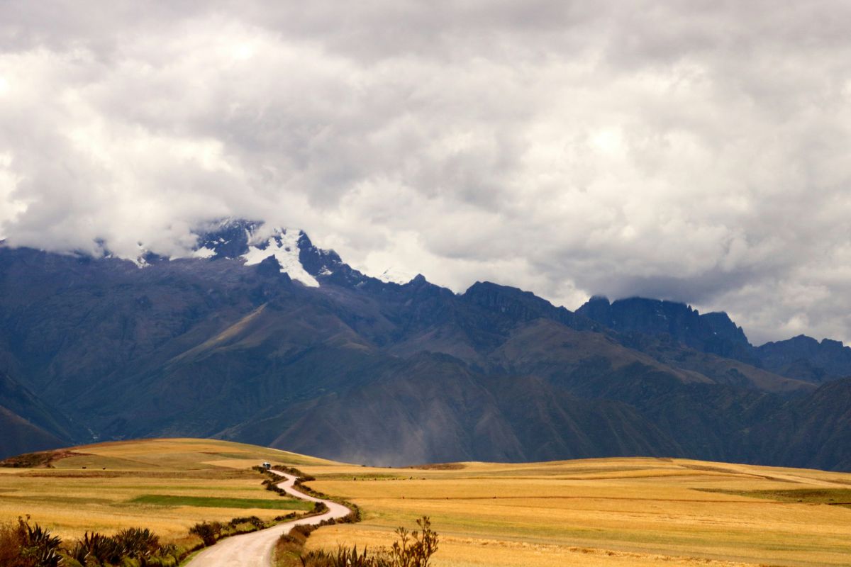 Estrada cênica no Vale Sagrado, região andina do Peru