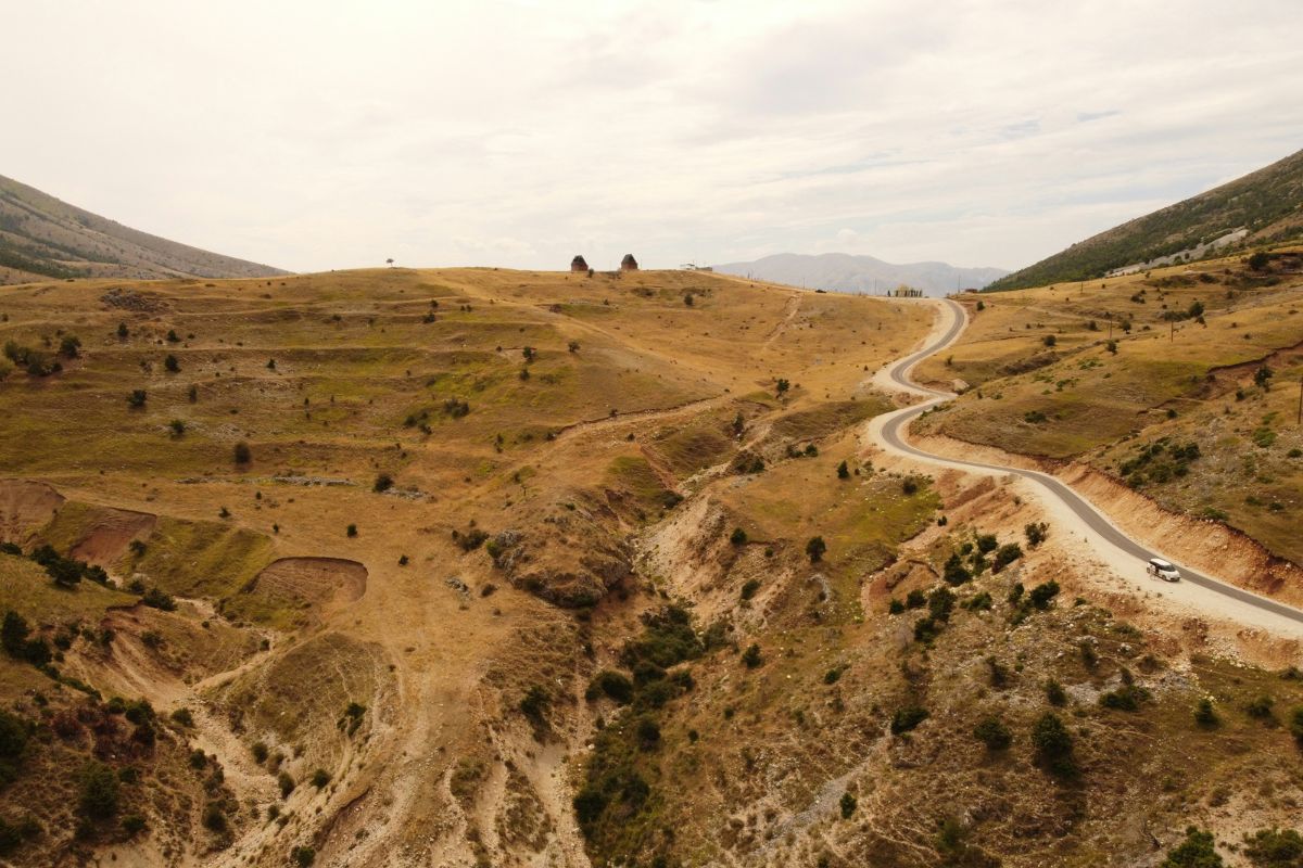 Imagem panorâmica de estrada da Albânia