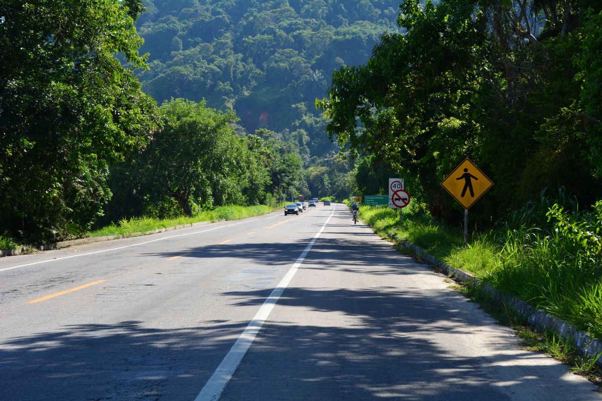 Estrada que liga as cidades de São Paulo e Santos