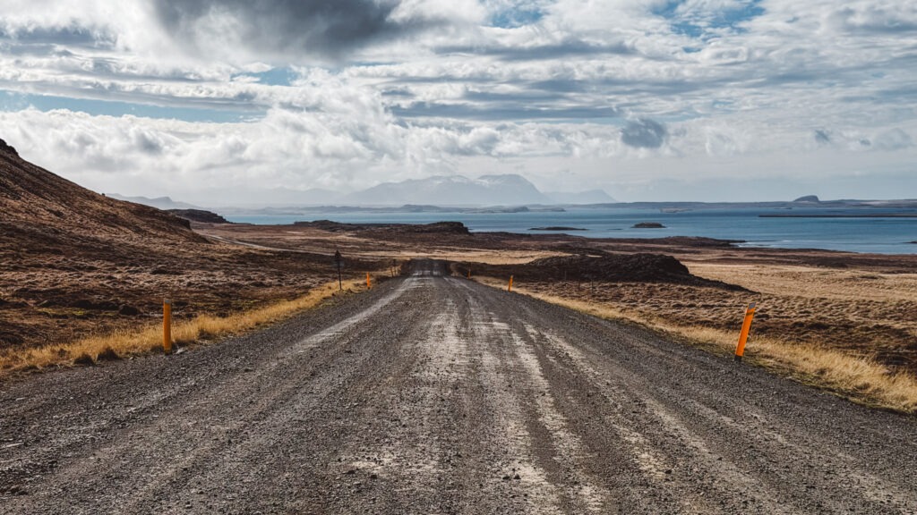 Estrada de cascalho na Península de Snæfellsnes, na Islândia