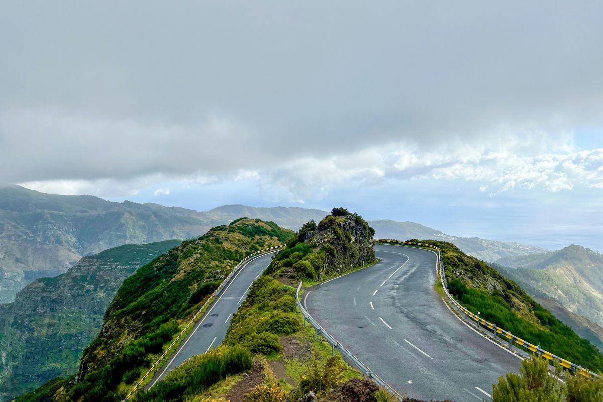 Curva em estrada da Ilha da Madeira