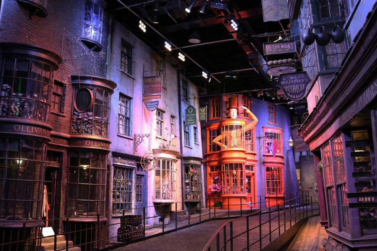 Parte interna dos estúdios do filme Harry Potter com cenário de cidade usado nas gravações