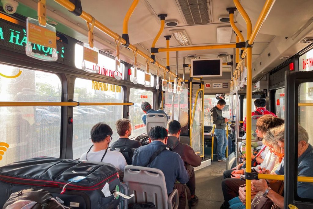 Interior do Bus Express 86 saindo do Aeroporto de Hanói