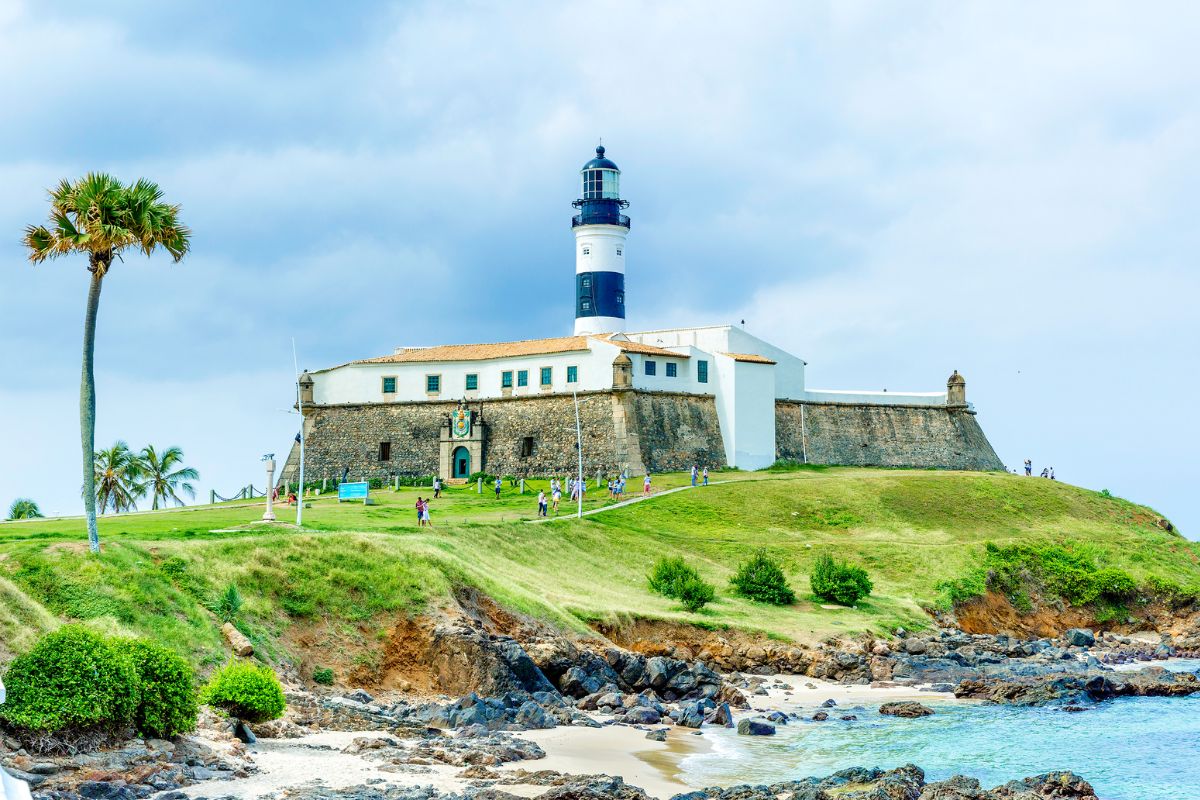 Turistas no Farol da Barra, em Salvador
