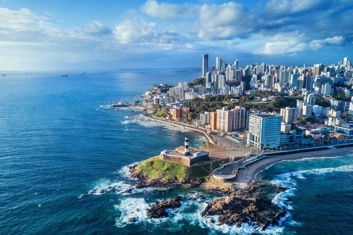 Imagem panorâmica do Farol da Barra, em Salvador