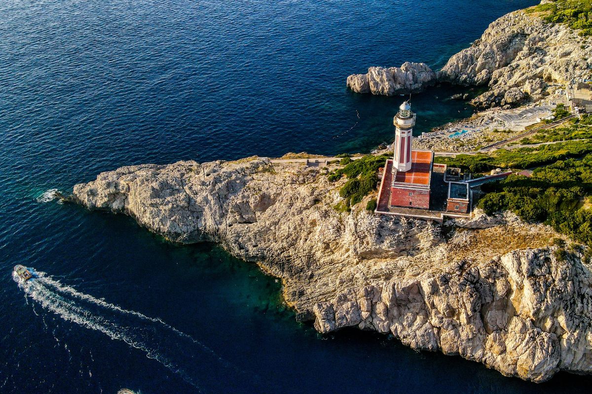 Vista aerea do Farol Punta Carena, em Anacapri