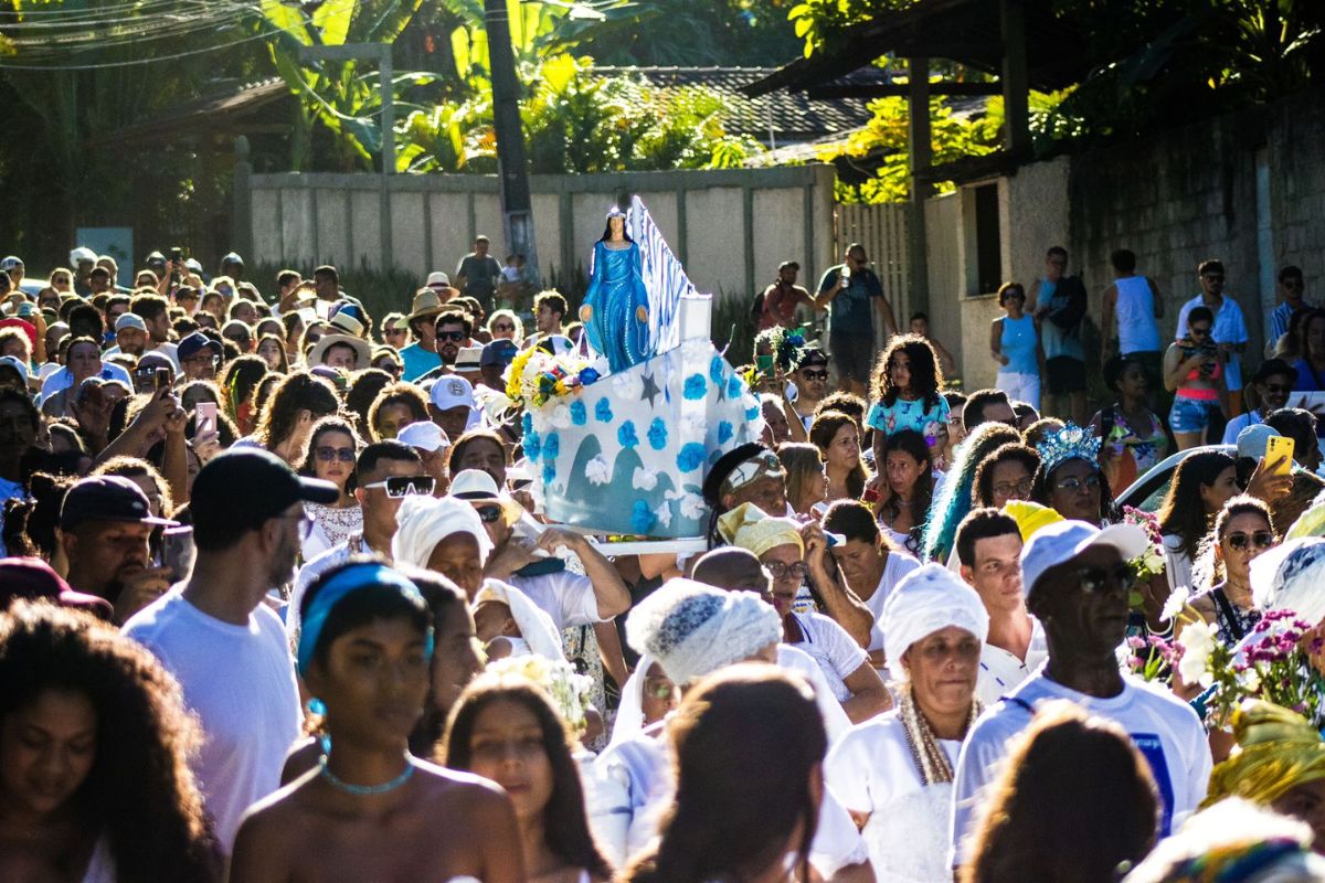 Multidão em Festa de Iemanjá em Arraial d'Ajuda