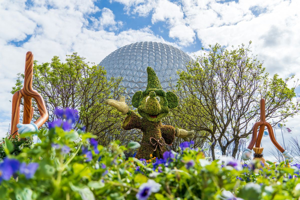 Planta aparada no formato do Mickey em jardim da Disney