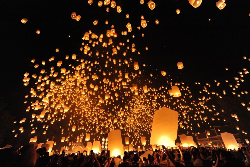 Lançamento das lanternas durante o Festival Yi Peng