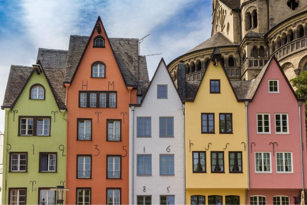 Casas coloridas na Fischmarkt em Colônia, na Alemanha