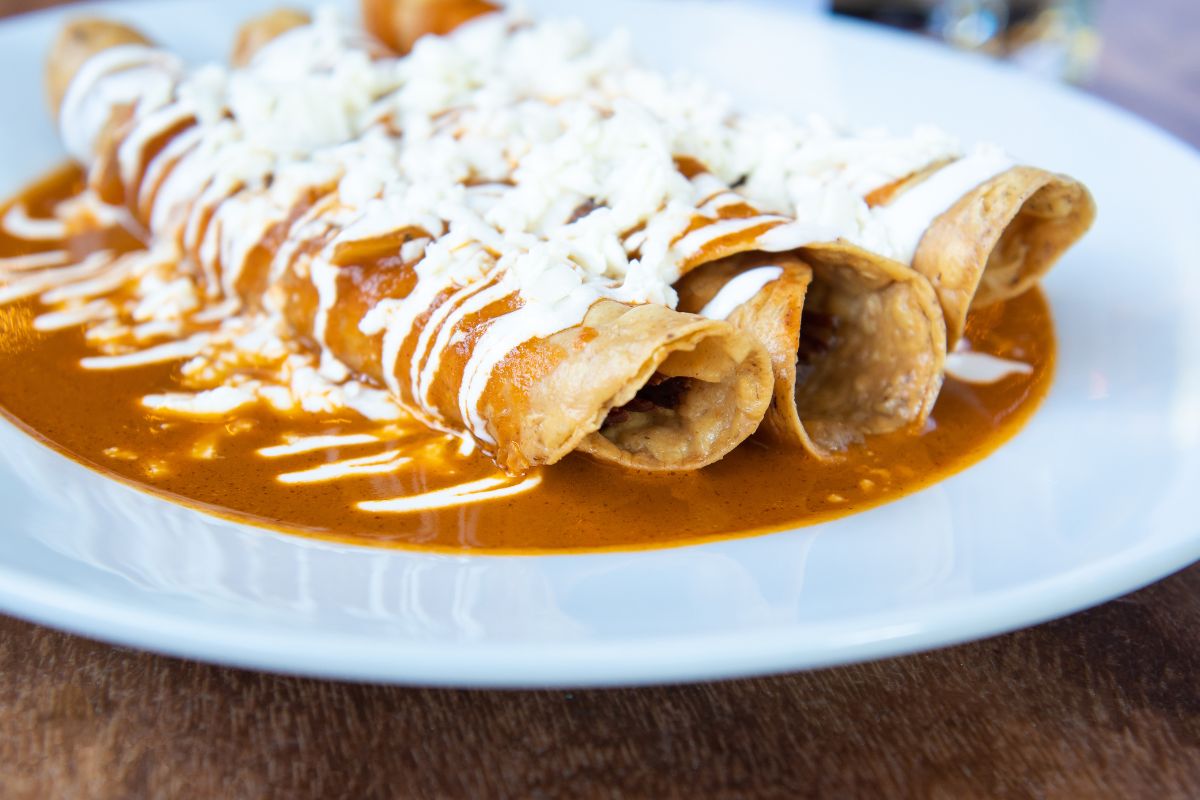 Flautas mexicanas em molho vermelho