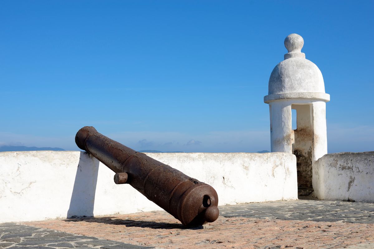 Canhão antigo no Forte de São Mateus
