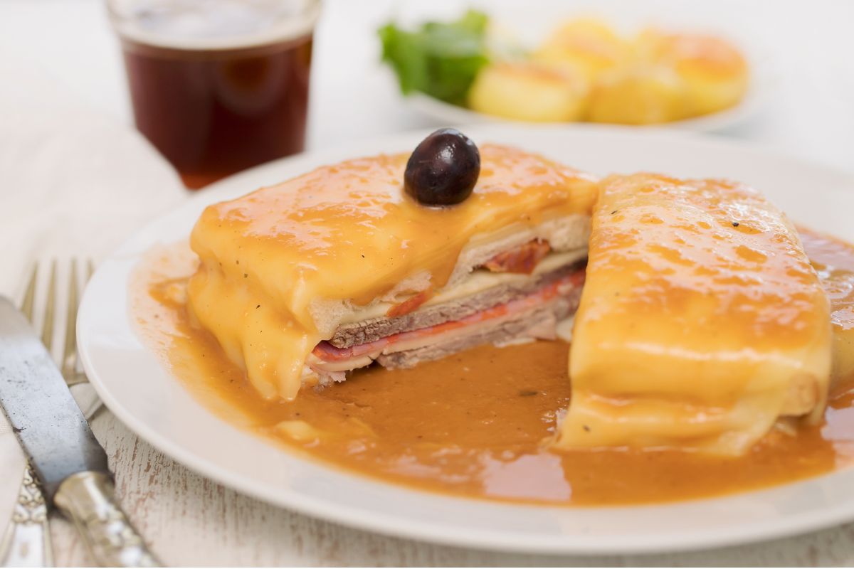 Sanduíche francesinha, comida para comer em Portugal