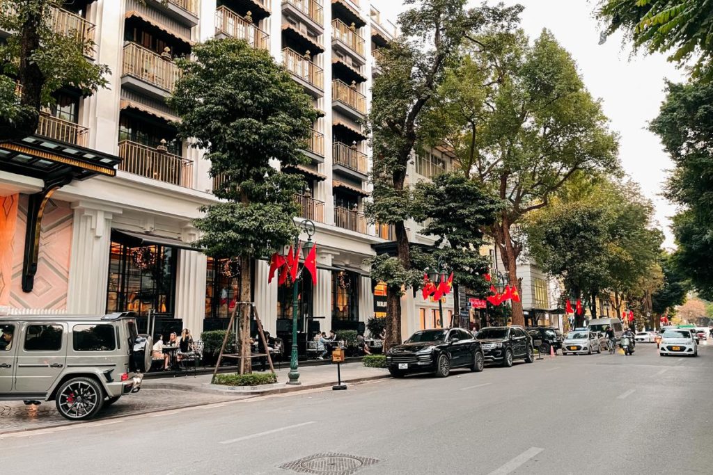 Lojas e carros de luxo no French Quarter de Hanói