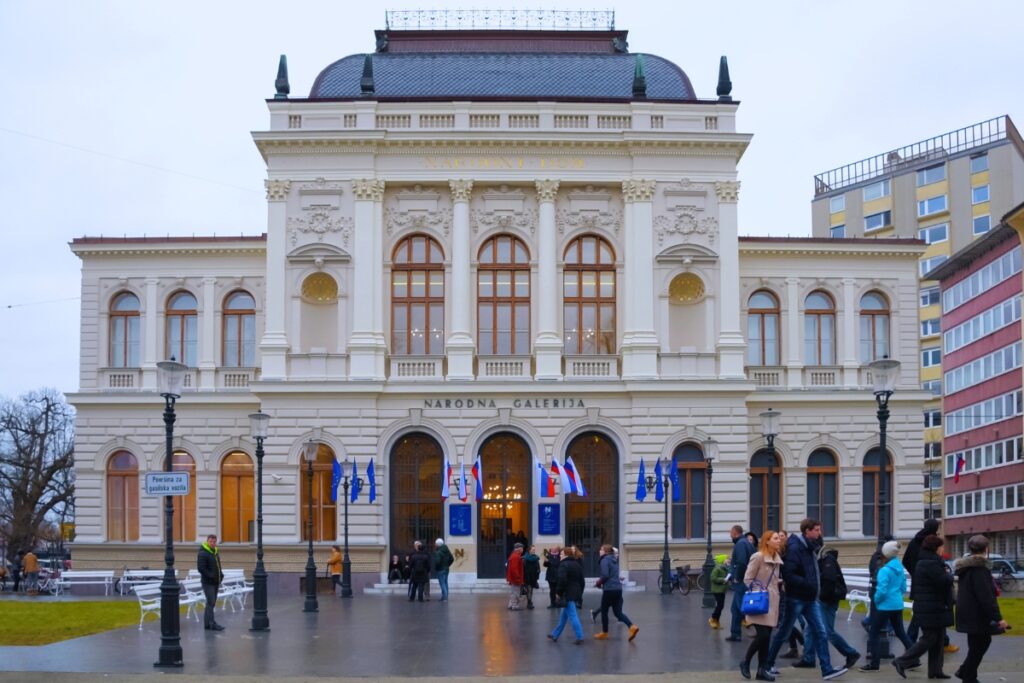 Suntuosa fachada da Galeria Nacional da Eslovênia