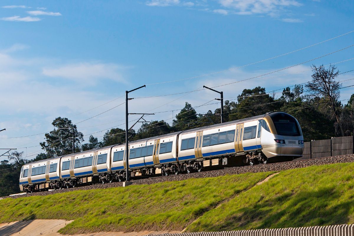 Trem Gautrain circulando em Joanesburgo