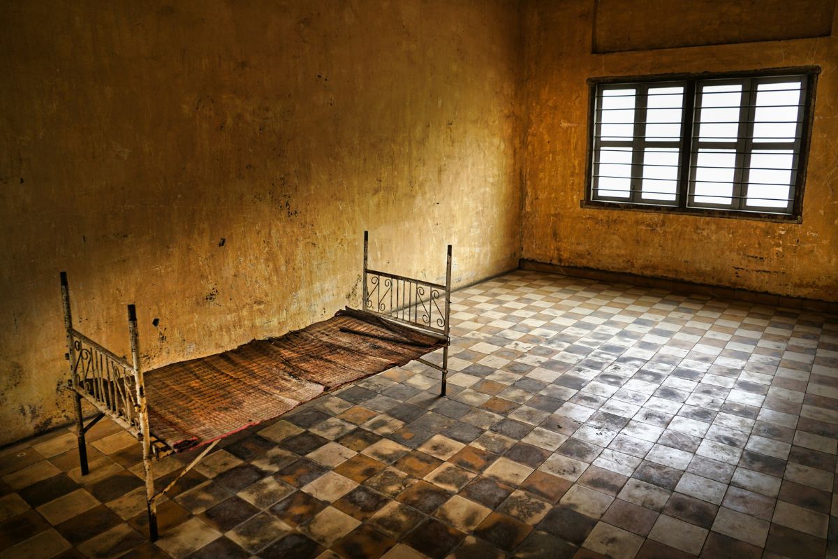 Interior do Museu do Genocídio, em Phnom Penh