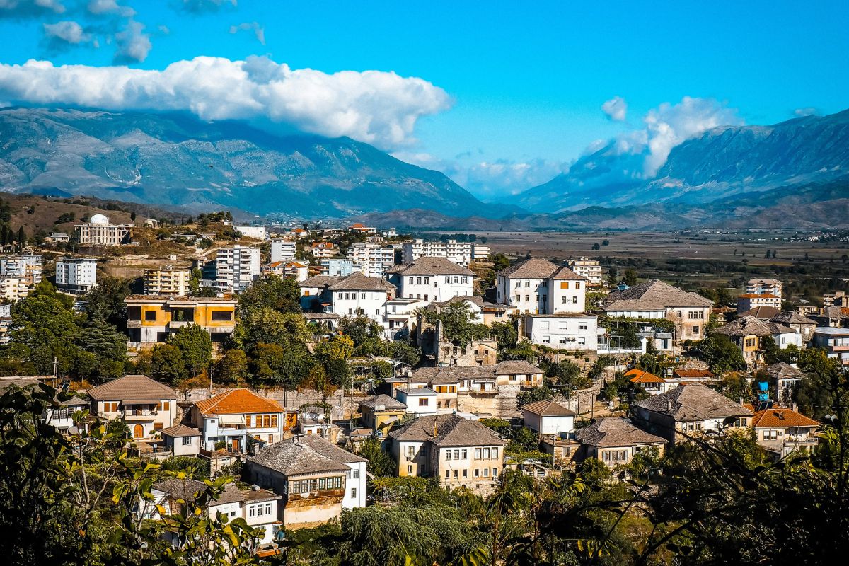 Imagem panorâmica de Gjirokastër, na Albânia