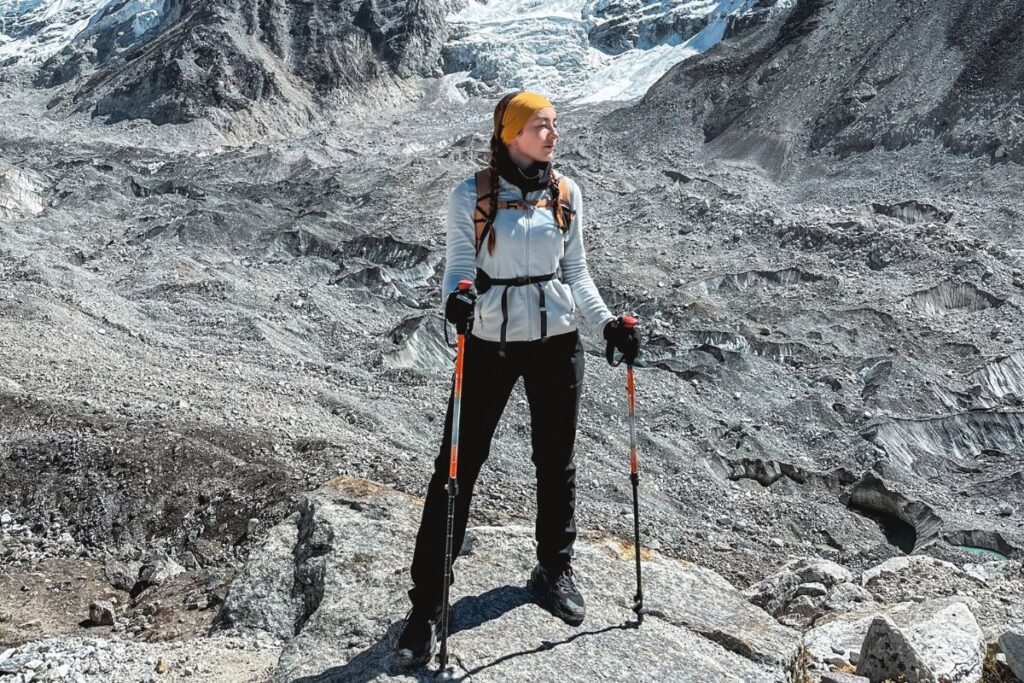 Mulher com roupa de trekking em paisagem rumo ao Campo Base do Everest
