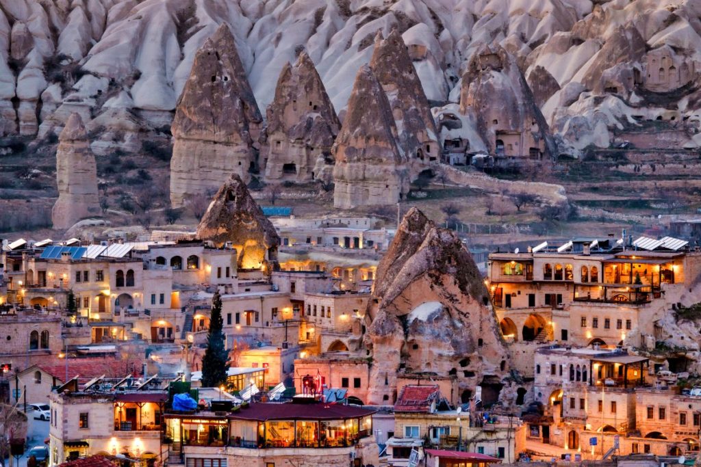 Vila de Göreme, na Turquia, ao entardecer