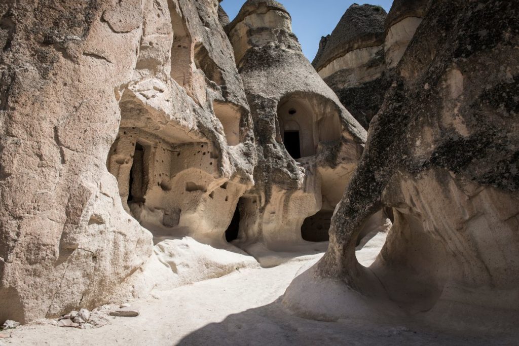 Caminho em meio ao Göreme Open Air Museum