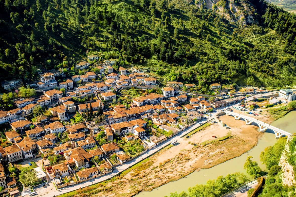 Imagem panorâmica do bairro histórico de Gorica, em Berat, Albânia