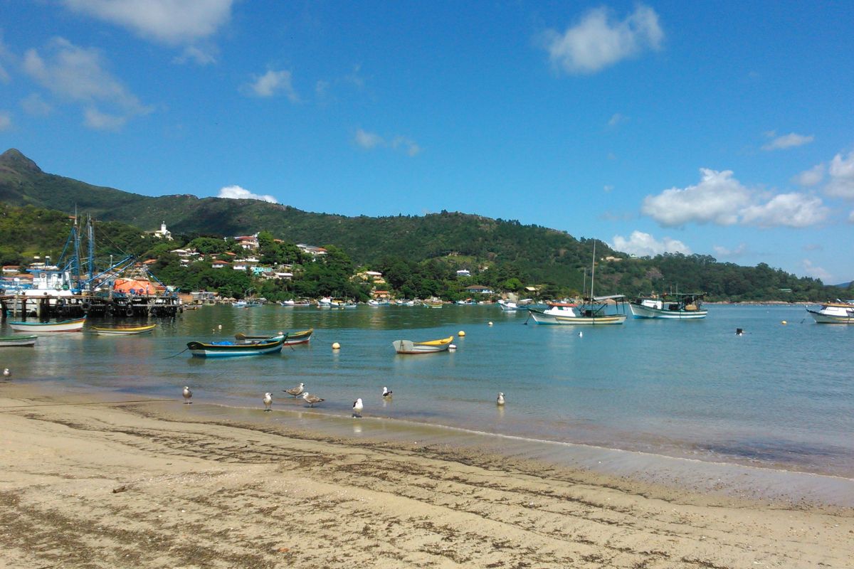 Barcos de pescadores na praia de Governador Celso Ramos