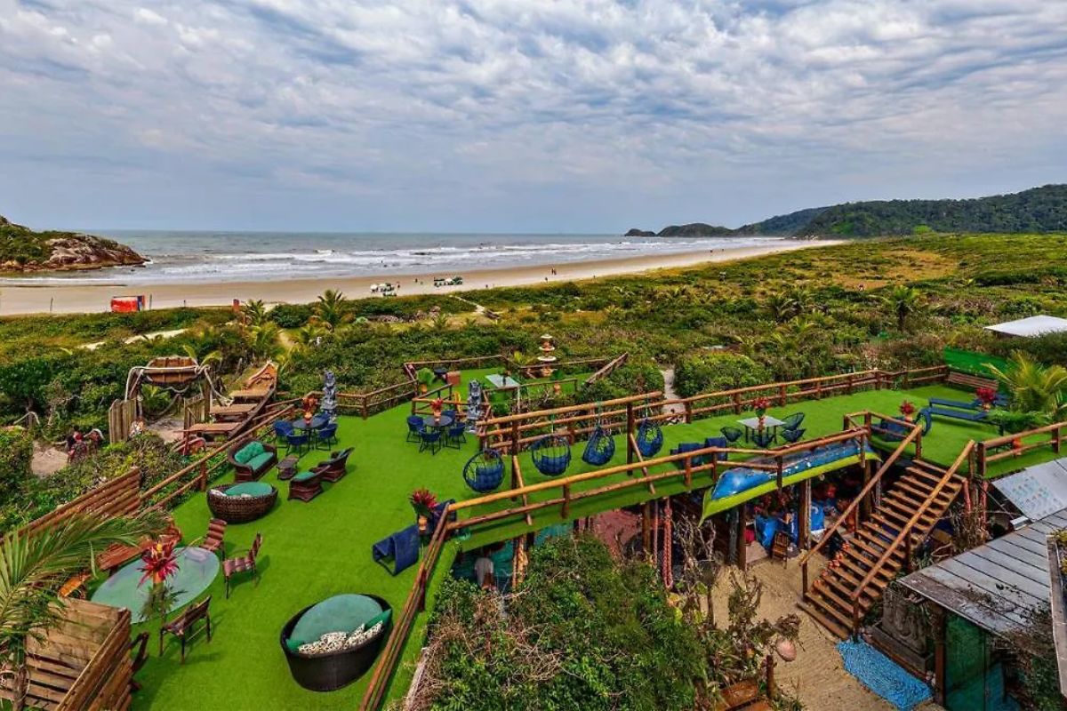 Terraço com vista para o mar em pousada na Ilha do Mel