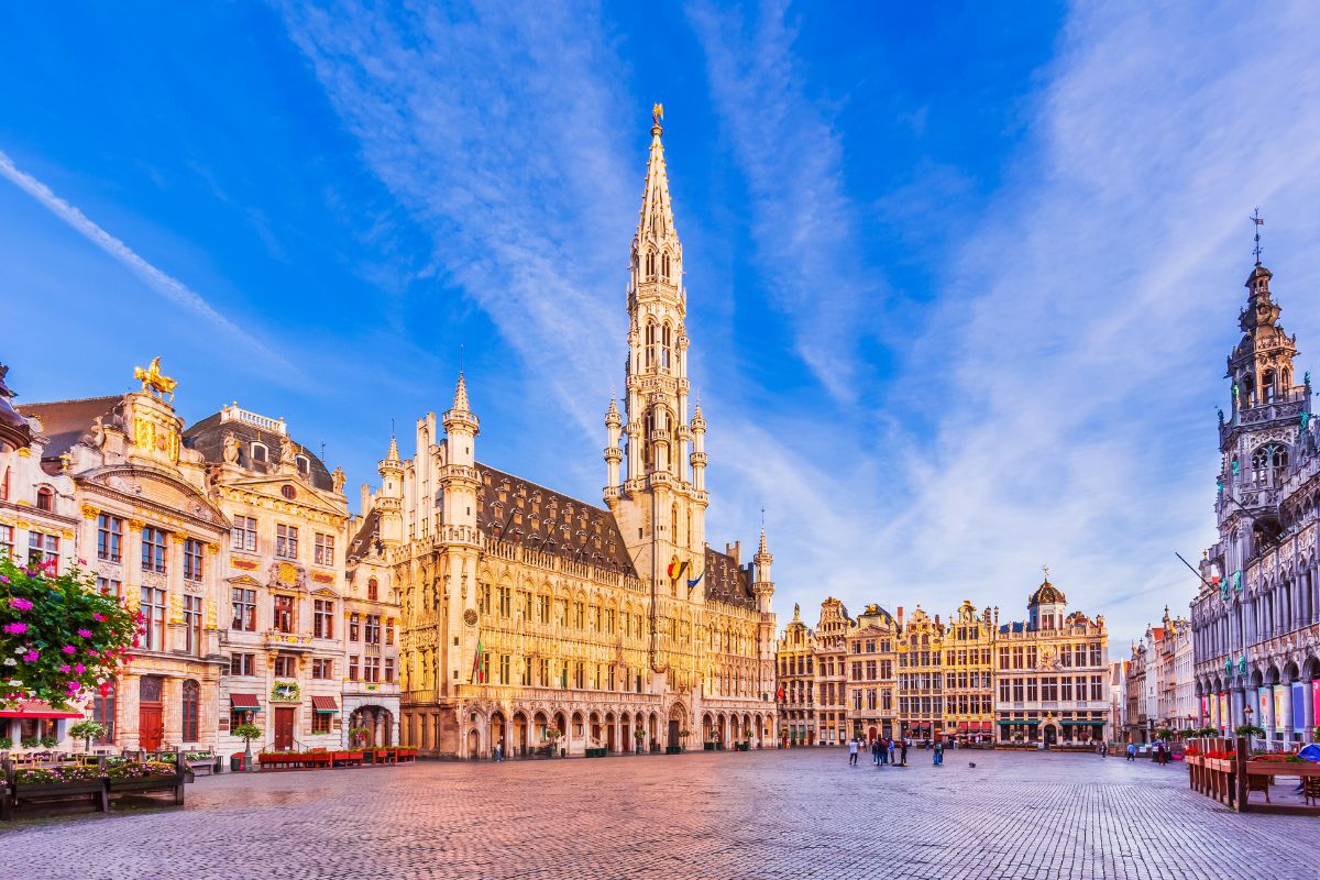 Grand Place rodeada por construções históricas bem preservadas em um dia ensolarado