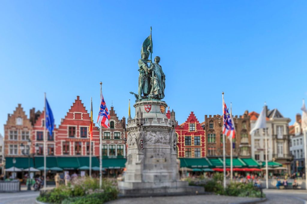 Grote Markt, em Bruges, em um dia de sol