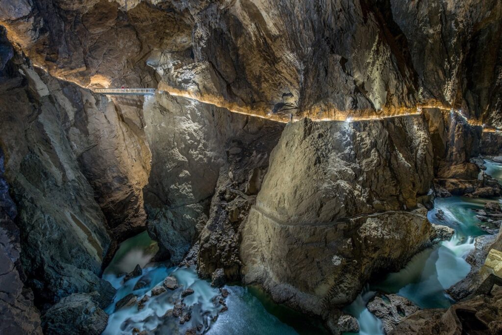 Trilha no interior das Grutas de Škocjan, na Eslovênia