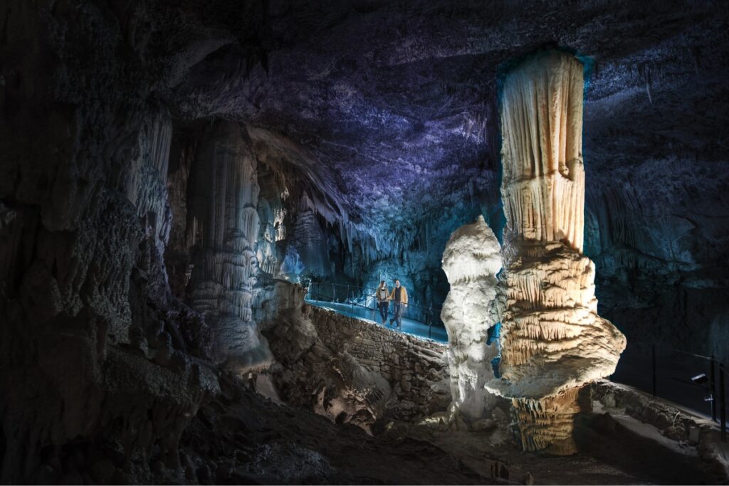 Gruta iluminada na Caverna de Postojna