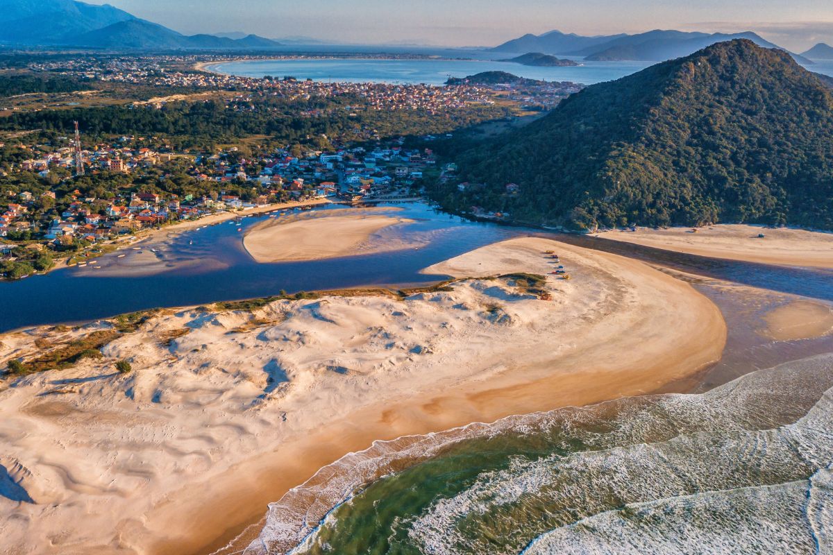 Panorama da praia de Guarda do Embaú, litoral catarinense