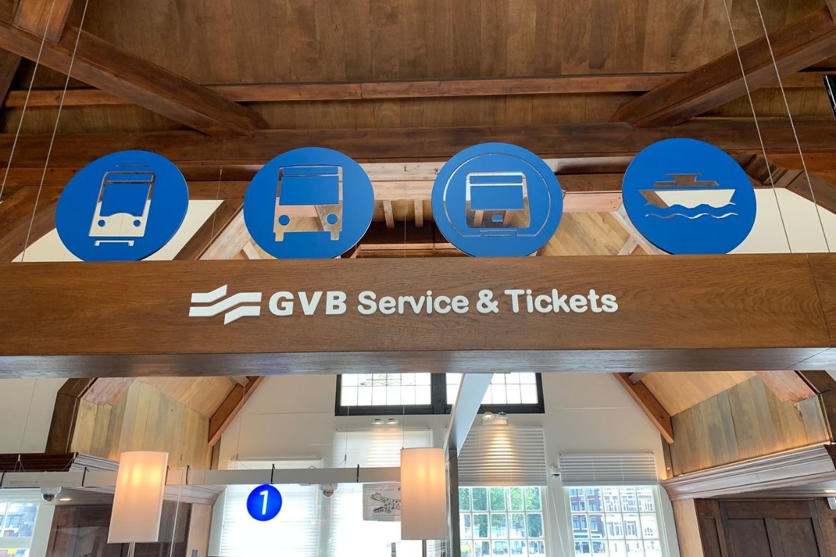 Guichê de atendimento da GVB, de transportes públicos de Amsterdam