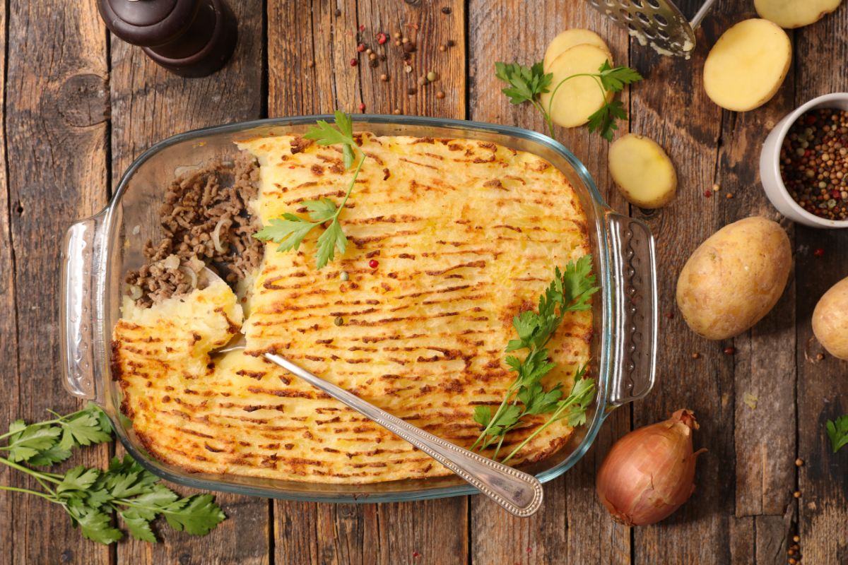 Travessa com Hachis Parmentier, comida típica de Paris