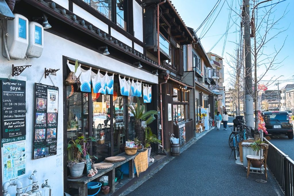 Rua no lado norte da estação Higashiyama, em Kyoto