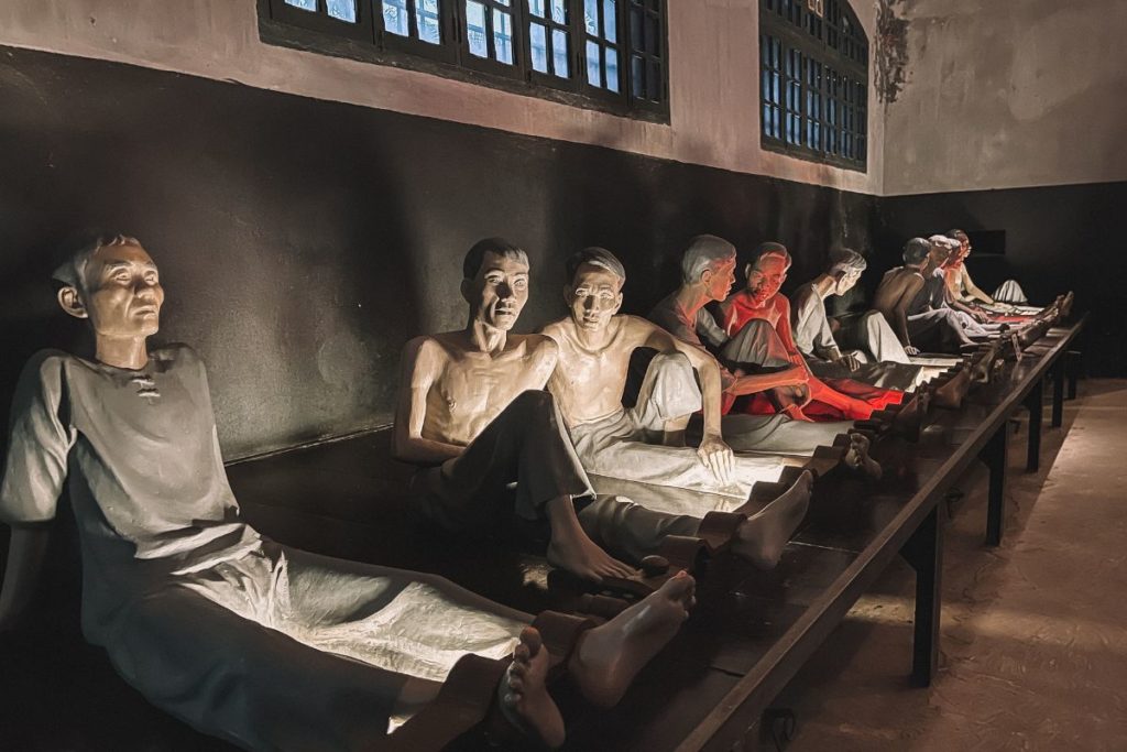 Uma das celas da Hoa Lo Prison Relic, em Hanói