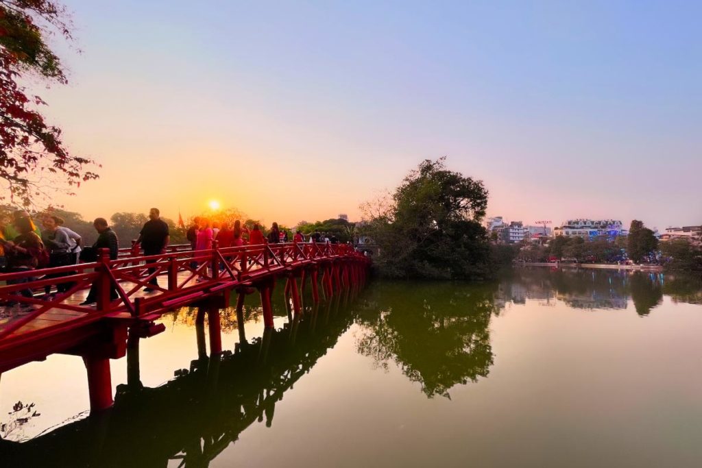 Pôr do sol no Hoan Kiem Lake, em Hanói