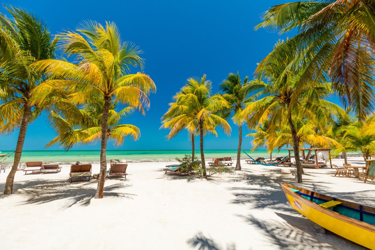 Praia tranquila de Holbox, no México