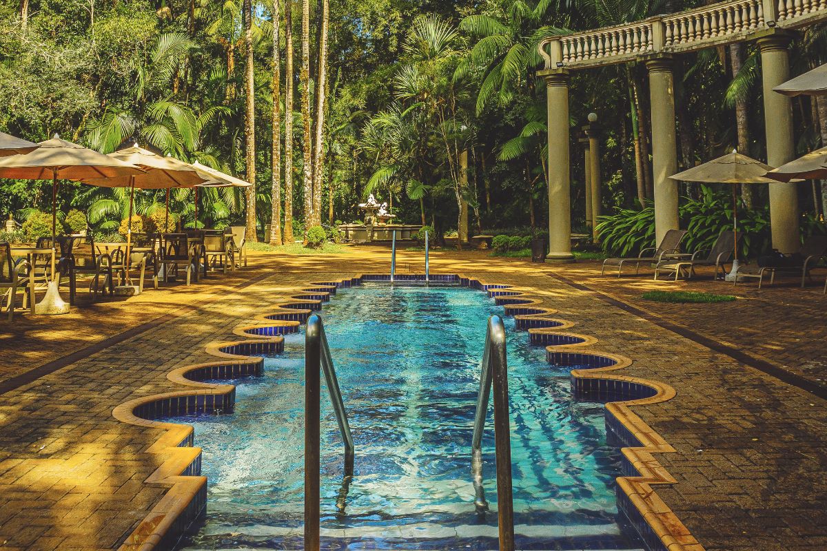 Piscina com água termal em hotel do interior do Paraná