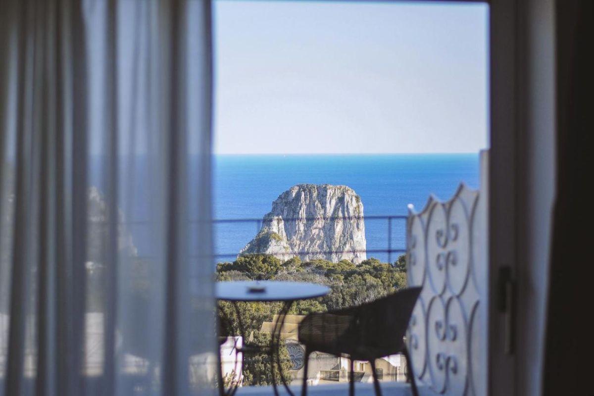 Janela de hotel em Capri