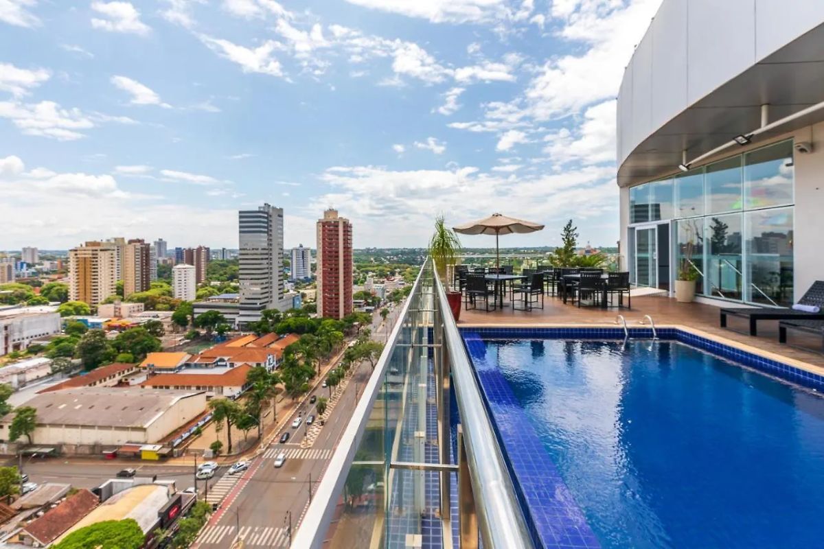 Piscina de hotel no centro de Foz do Iguaçu