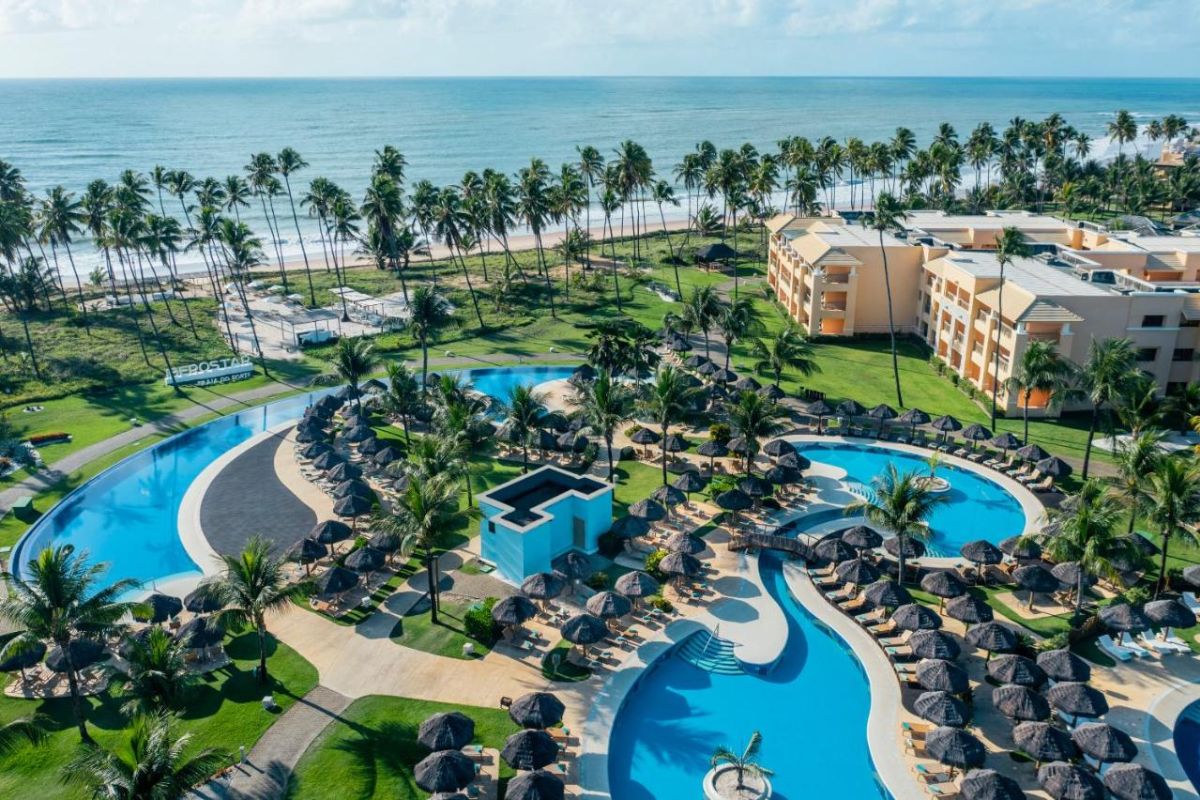 Panorama aéreo de hotel beira-mar na Costa dos Coqueiros