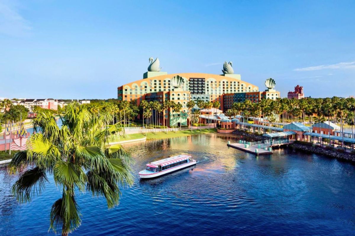 Hotel da Disney com lago e barcos a frente