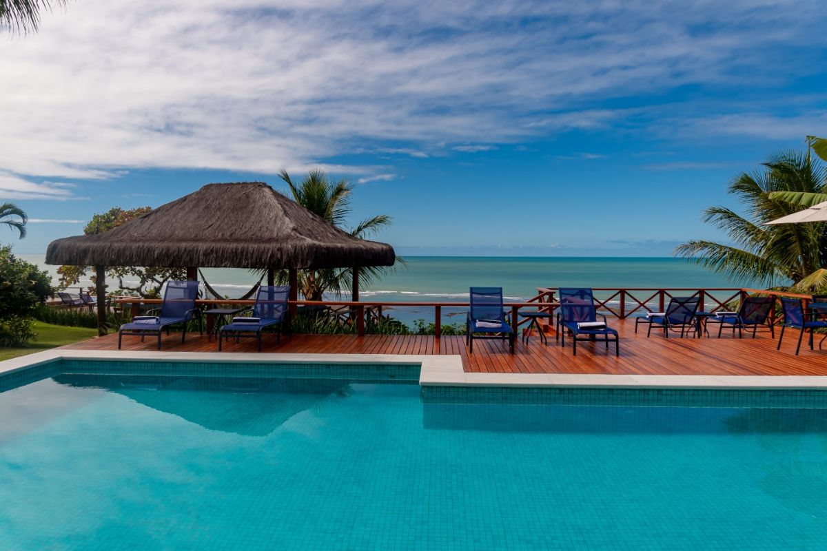 Piscina de pousada de frente para o mar, no Sul da Bahia