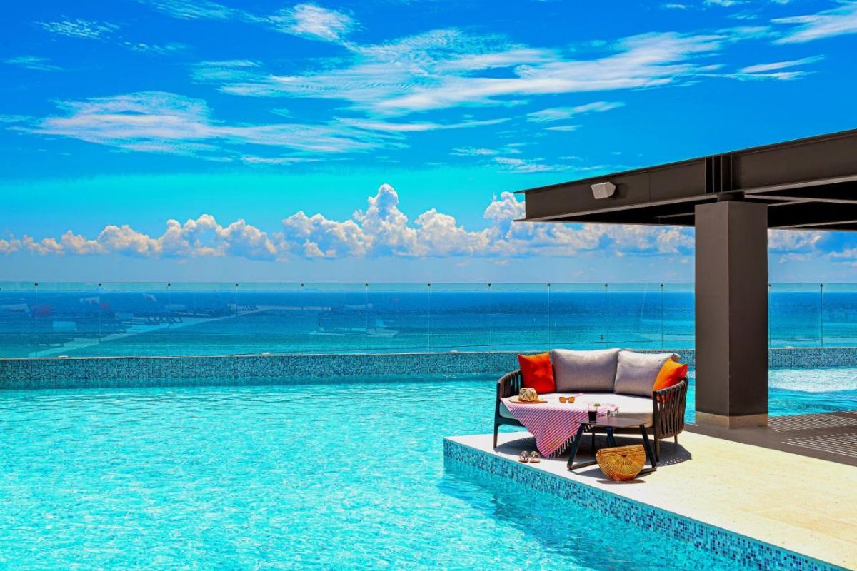 Piscina na cobertura de um hotel em Playa del Carmen com vista para o mar